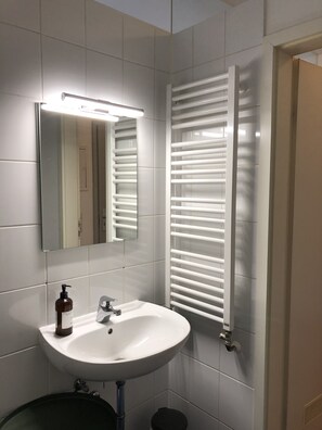 Haartrockner, Handtücher, Toilettenpapier