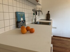 Fridge, microwave, stovetop, dishwasher - Charming living in the textile district: central, quiet & new (Augsburg)