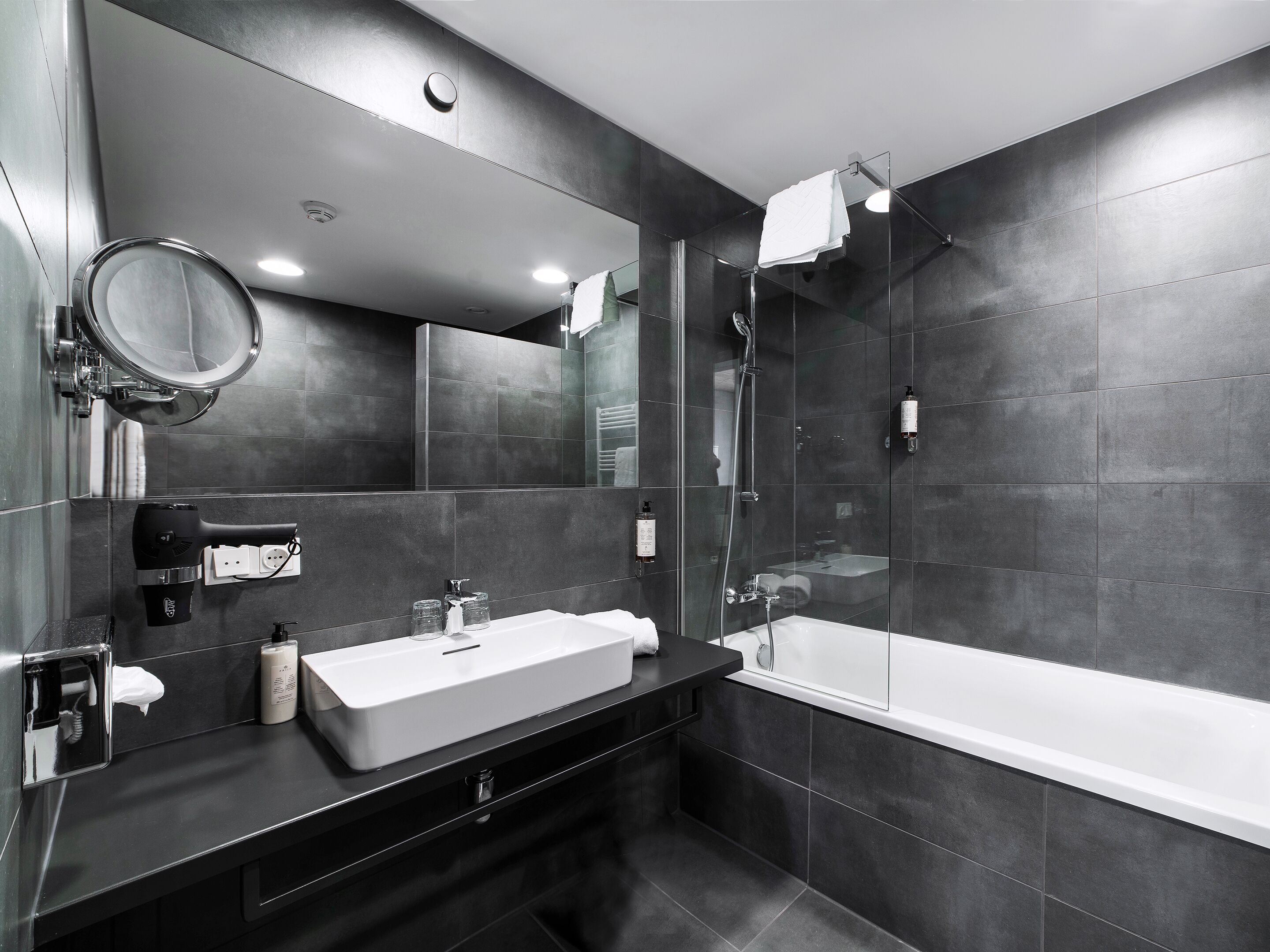 comfort double room, city view | bathroom | shower, rainfall showerhead, free toiletries, hair dryer