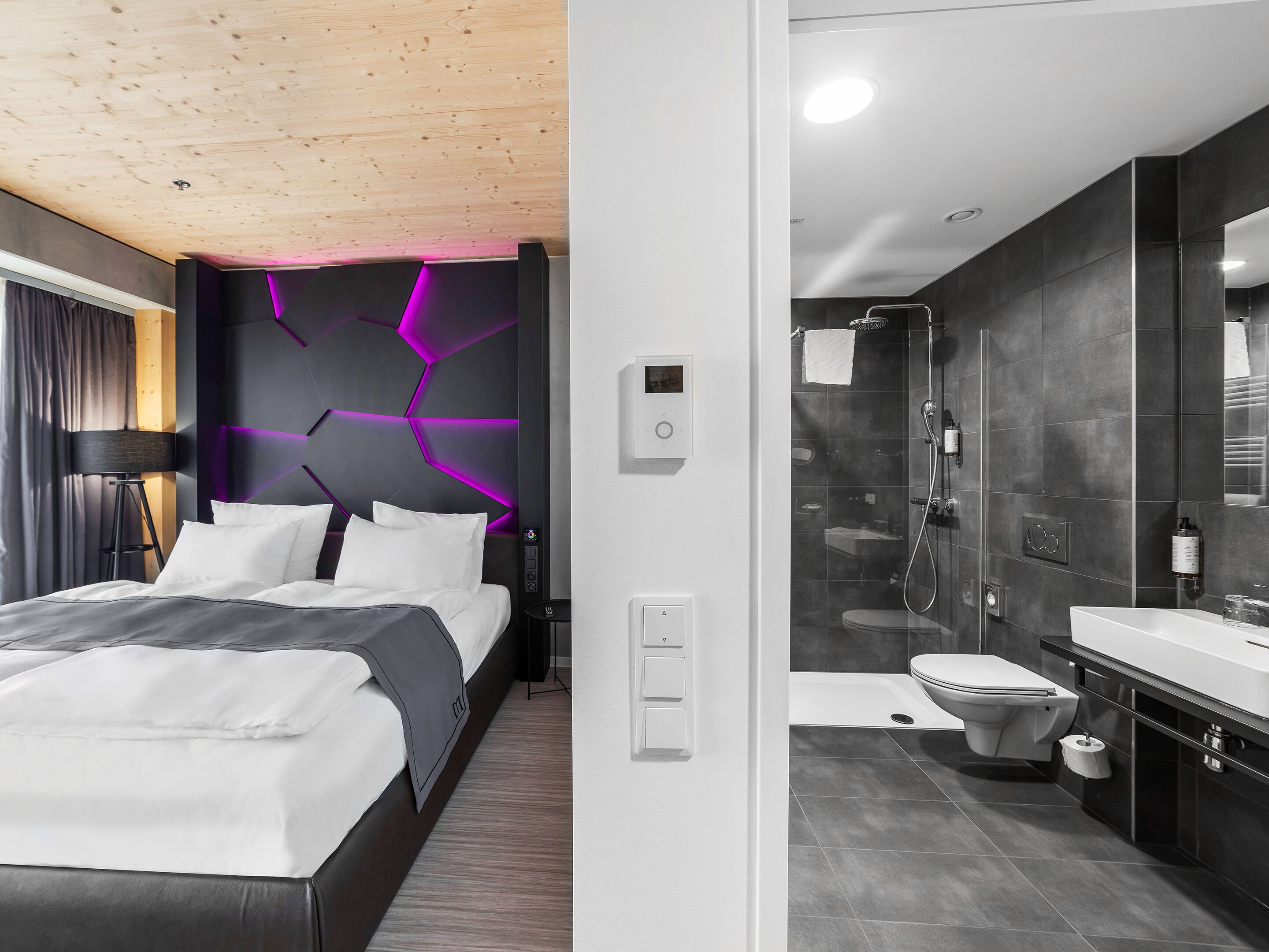 deluxe double room, lake view | hypo-allergenic bedding, free minibar, in-room safe, desk