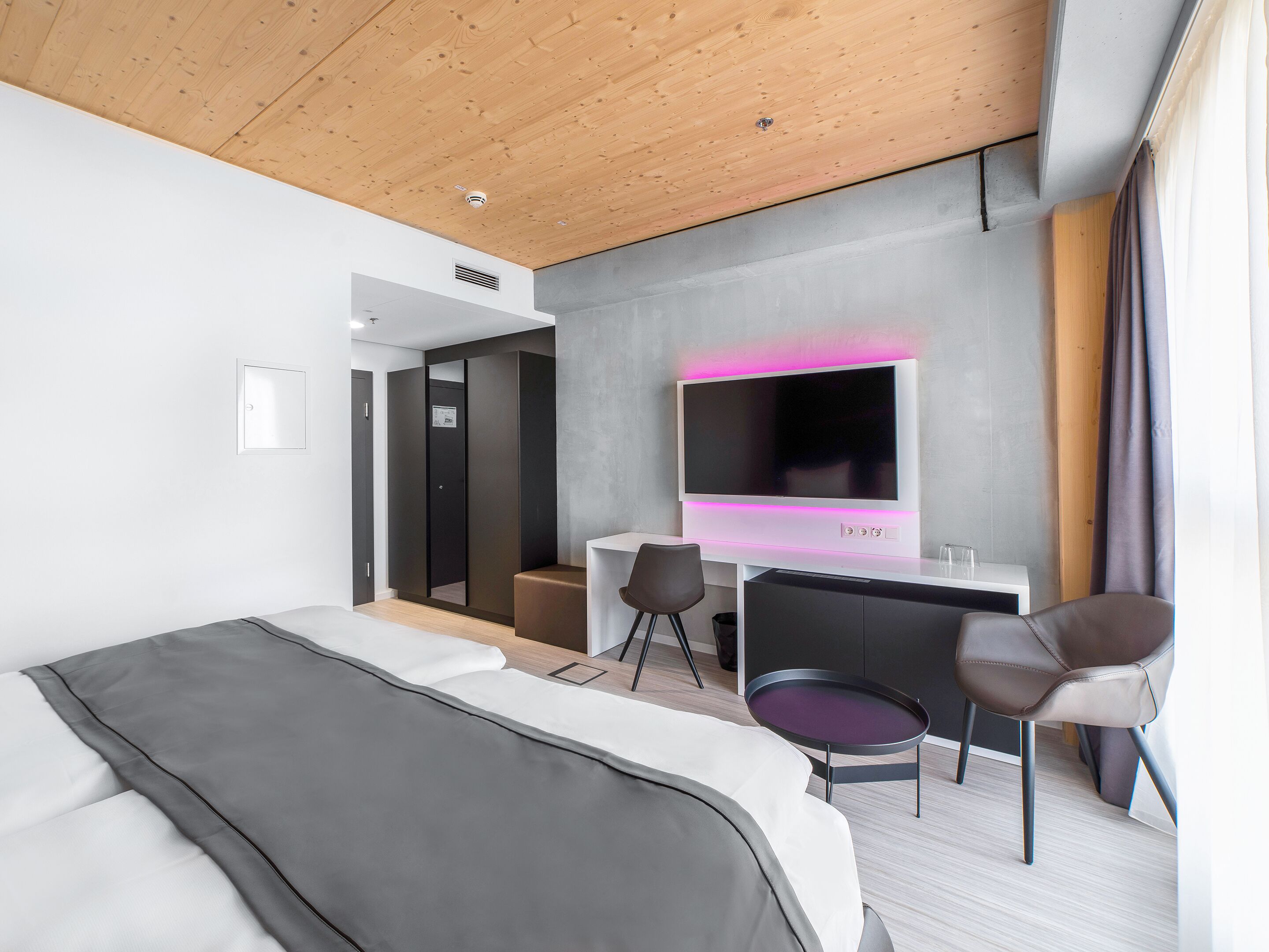 deluxe double room, lake view | hypo-allergenic bedding, free minibar, in-room safe, desk