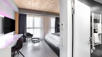 Quarto casal luxo, vista para o lago | Área de estar | TV LED 55 polegadas com canais via satélite, TV