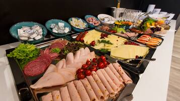 Café da manhã com buffet todos os dias (EUR 24.9 por pessoa)