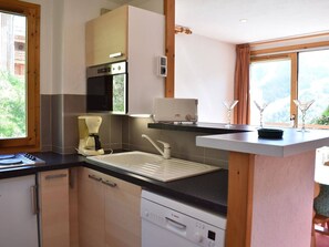Fridge, microwave, stovetop, dishwasher - Spacious 5-Room Apartment with Mezzanine, Balcony & Covered Parking, 150m from Morel Chairlift (Méribel)