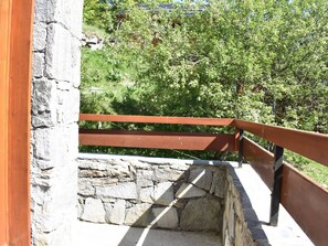 Property grounds - Spacious 5-Room Apartment with Mezzanine, Balcony & Covered Parking, 150m from Morel Chairlift (Méribel)