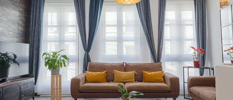 Fernseher, Kamin, Bücher, Stereoanlage