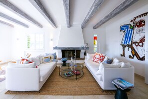 Smart TV, fireplace, table tennis, stereo