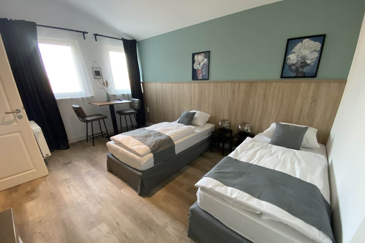 Studio Comfort, 2 Tempat Tidur Twin | Seprai antialergi, meja kerja, dan ruang kerja ramah laptop