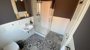 Shower, hair dryer, towels, soap - Aparthotel Charlotten (Hannover)