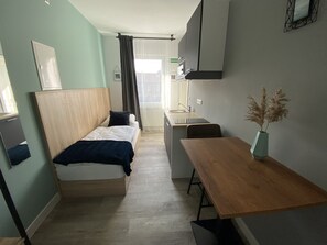 Estudio Confort, 1 cama individual | Ropa de cama hipoalergénica y escritorio