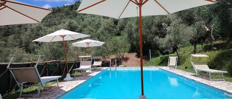 Una piscina al aire libre