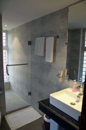 Deluxe Room | Bathroom | Shower, rainfall showerhead, free toiletries, bathrobes - Priyo Nibash Stylish Residential Hotel (Dhaka)