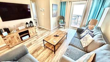 Casa, 2 habitaciones | Área de sala de estar | Televisión