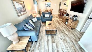 منزل - غرفتا نوم | منطقة المعيشة | تلفزيون