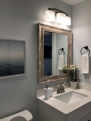 Dusj, hårføner, håndklær og såpe