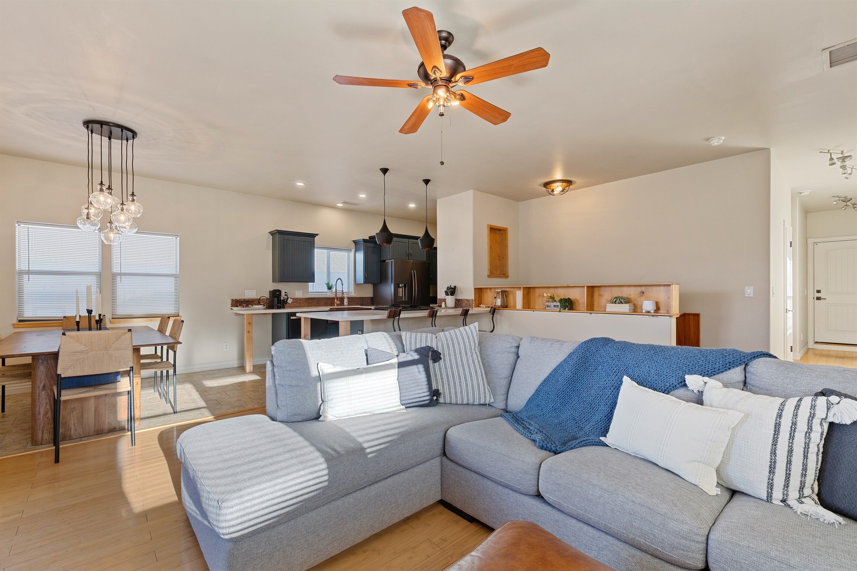 Smart TV, tavolo da ping pong, libri