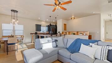 Smart-TV, Tischtennisplatte, Bücher