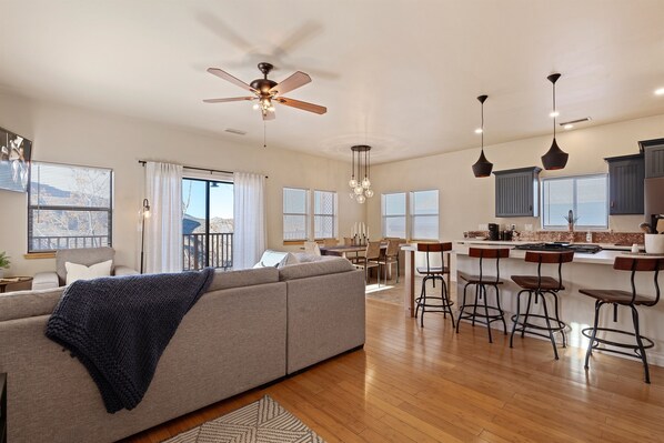 Smart TV, mesa de ping pong, libros