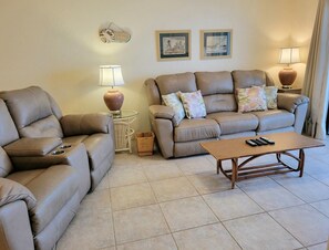 Smart TV, DVD player, books - 214 - Easy access to beach 2 bedroom oceanfront (New Smyrna Beach)