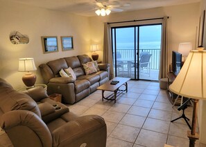 Smart TV, DVD player, books - 214 - Easy access to beach 2 bedroom oceanfront (New Smyrna Beach)