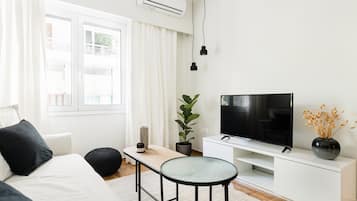 Departamento urbano | Sala de estar | Smart TV de 43 pulgadas con canales digitales, televisión y Netflix