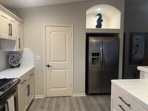 Réfrigérateur, four à micro-ondes, un four, surface de cuisson