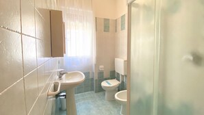 A bathroom with a sink, two toilets, and a shower area. - Appartamento Adriana 2 - Carraro Immobiliare Jesolo (Lido di Jesolo)