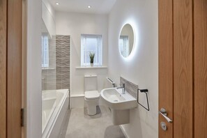 Douche, séchoir à cheveux, serviettes fournies, savon