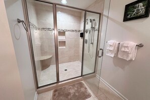 Badewanne, Haartrockner, Handtücher, Seife
