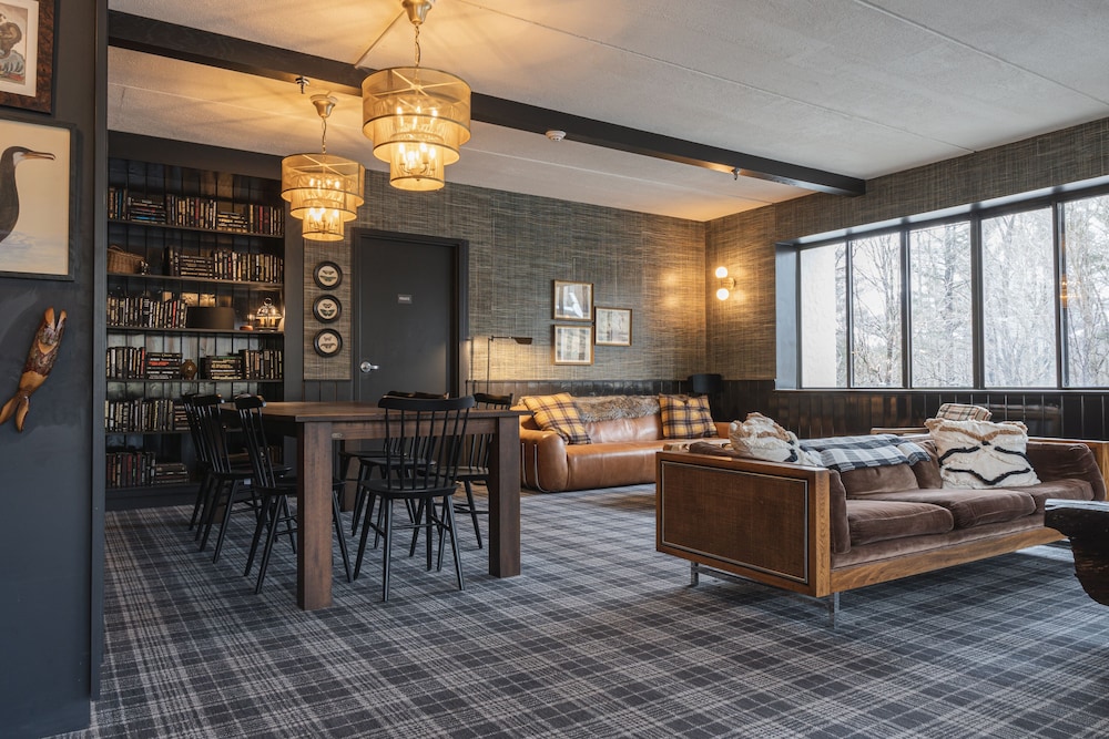 Hunter Lodge Bluebird by Lark by null