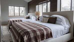 Hypo-allergenic bedding, iron/ironing board, free WiFi, bed sheets - Hunter Lodge, a Bluebird by Lark (Hunter)