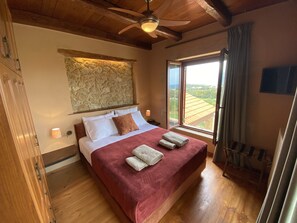 4 bedrooms, in-room safe, desk, iron/ironing board