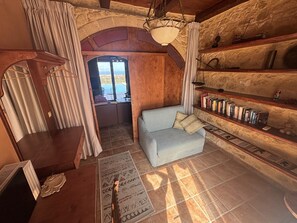 Smart-TV, Kamin, Bücher, Arbeitsbereiche