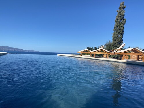 Panoramic luxury with heated infinity pool, sun deck, gym, bbq patio and garden