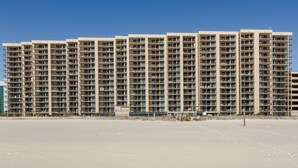 Un immeuble de grande hauteur doté de nombreux balcons et d’une façade plane.