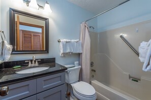 Badewanne, Haartrockner, Handtücher