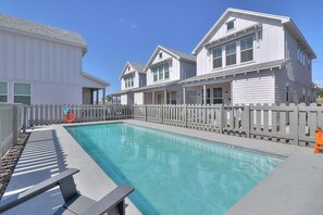 Pool - Coastal cottage, community pool, parking for 2 (Port Aransas)