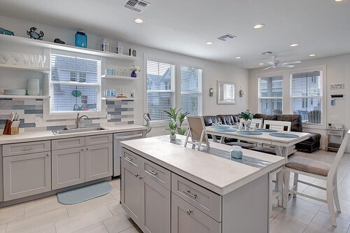 Coastal cottage, community pool, parking for 2