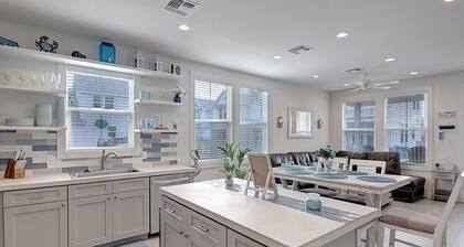 Coastal cottage, community pool, parking for 2