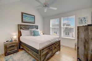 3 bedrooms, iron/ironing board, free WiFi, bed sheets - Coastal cottage, community pool, parking for 2 (Port Aransas)