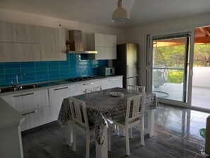 Kylskåp, mikrovågsugn, ugn och spishäll