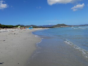Una spiaggia nelle vicinanze