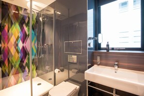 Douche, douche à « effet pluie », articles de toilette gratuits