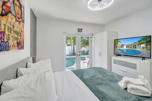 5 bedrooms, iron/ironing board, free WiFi, bed sheets - TIKI PARADISE OASIS W/HEATED POOL AND JACUZZI.
Modern home close to the Beach (Dania Beach)