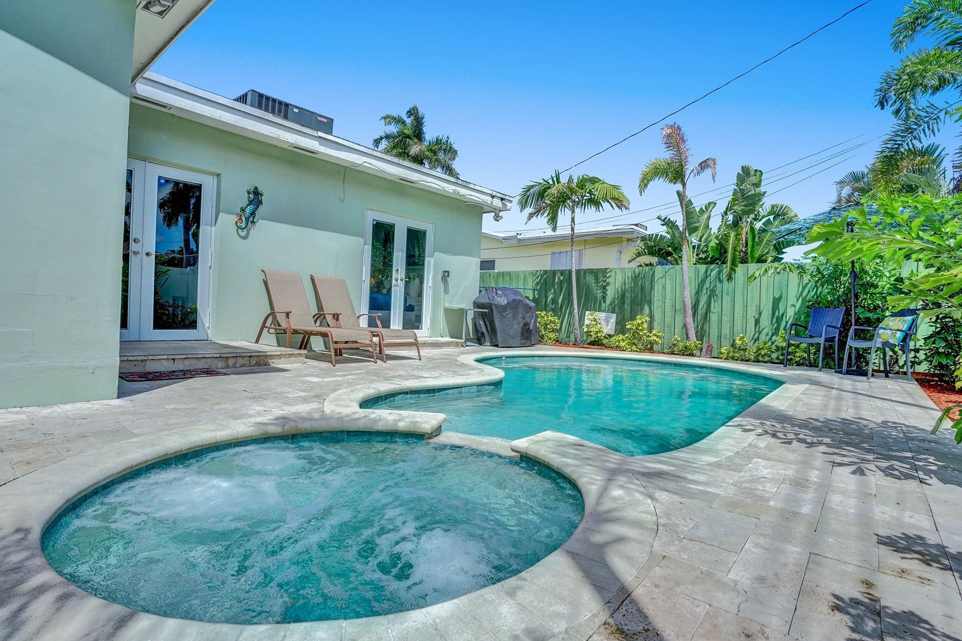 TIKI PARADISE OASIS W/HEATED POOL AND JACUZZI