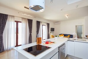 Fridge, microwave, oven, stovetop - Villa Callista**** - Pool, Gym, 8min to Old Town (Dubrovnik)