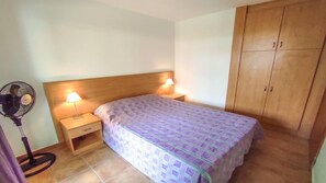 2 室のベッドルーム、セーフティボックス (室内)、アイロン / アイロン台、旅行用ベビーベッド