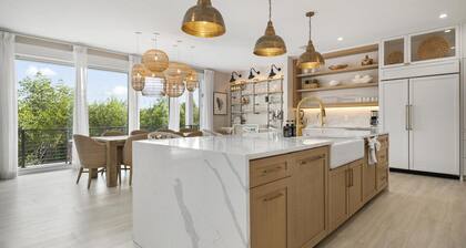 Summer Strand Resort like pool, close to beach, kayak w/ manatees, Rooftop Deck