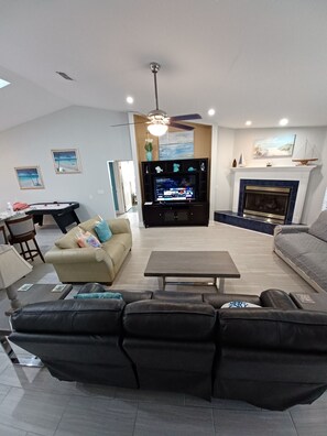 Smart TV y chimenea 