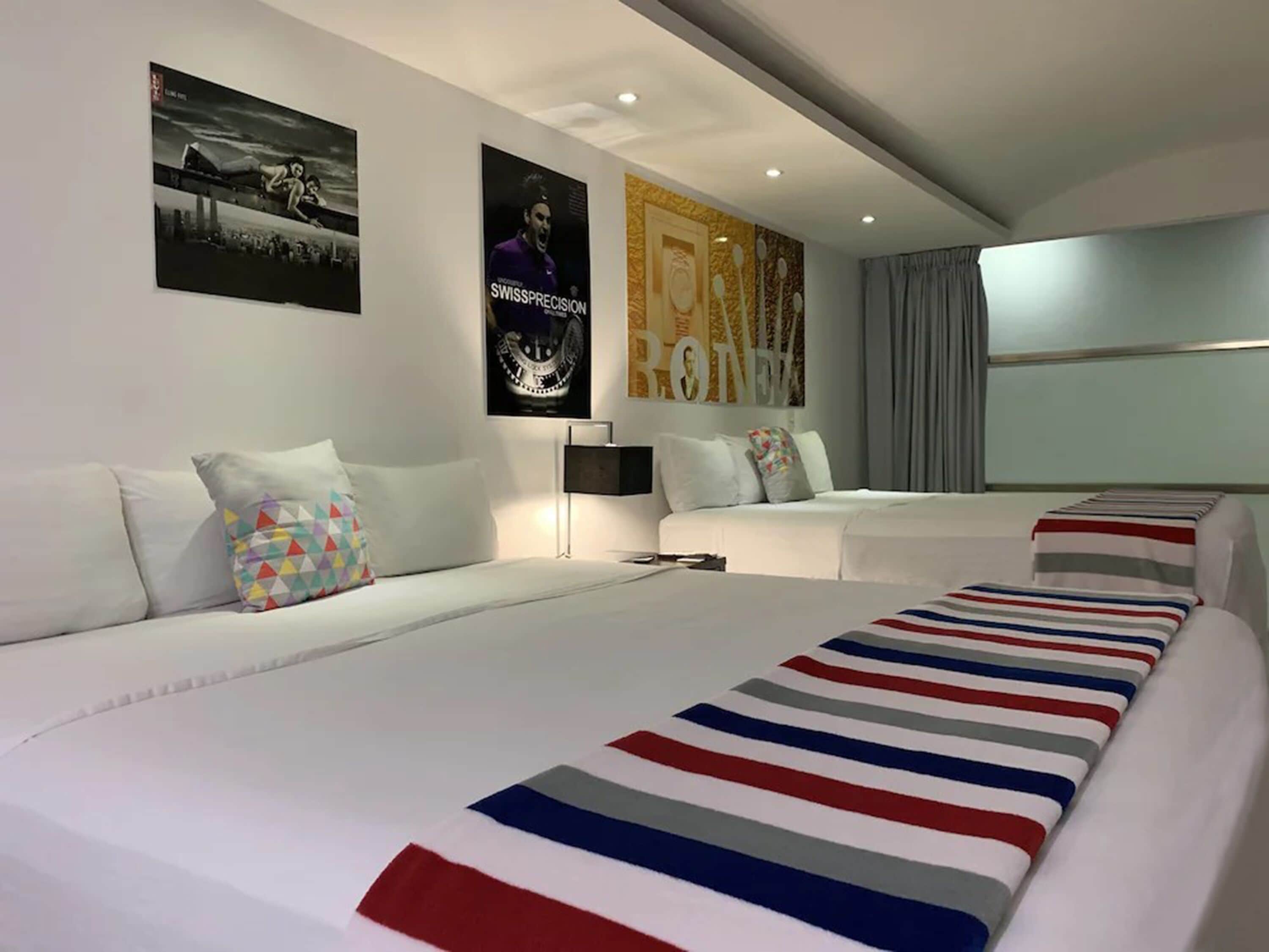 Habitación de diseñador (2 King Beds) | Edredón, decoración personalizada, escritorio y cortinas blackout 